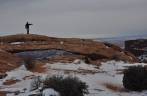 Caminhando sobre o fantástico Mesa Arch, no Canyonlands National Park, perto de Moab, em Utah, nos Estados Unidos